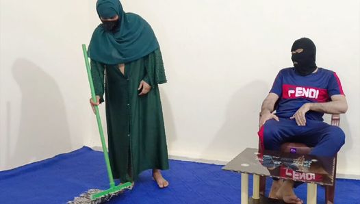 穿着 niqab 的穆斯林家庭女仆被她的老板狠操