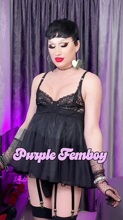 Purple Femboy dostane více spermatu a honí si