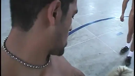 İki sarışın hatun bir grup azgın adam arasında paylaşılıyor