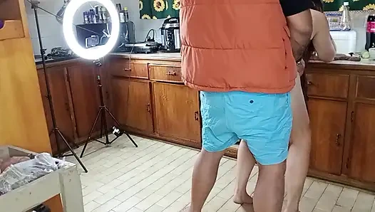 Она пыталась сделать салат, а затем съела член