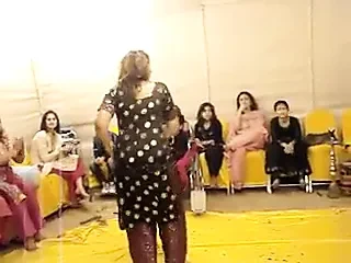 hot paki aunty dance at wedding..