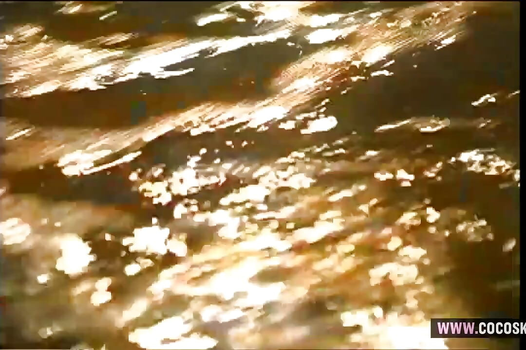Brunetka anioł z czerwonymi skrzydłami szaleje w bubbly wannie