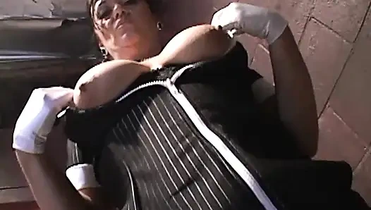 Pesta seks, bukkake, dan dobel penetrasi pembantu rumah tangga tua