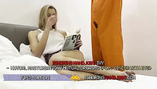 Самая горячая студентка с длинными ногами в мини-школьной униформе, юбке делает невероятно горячую дрочку