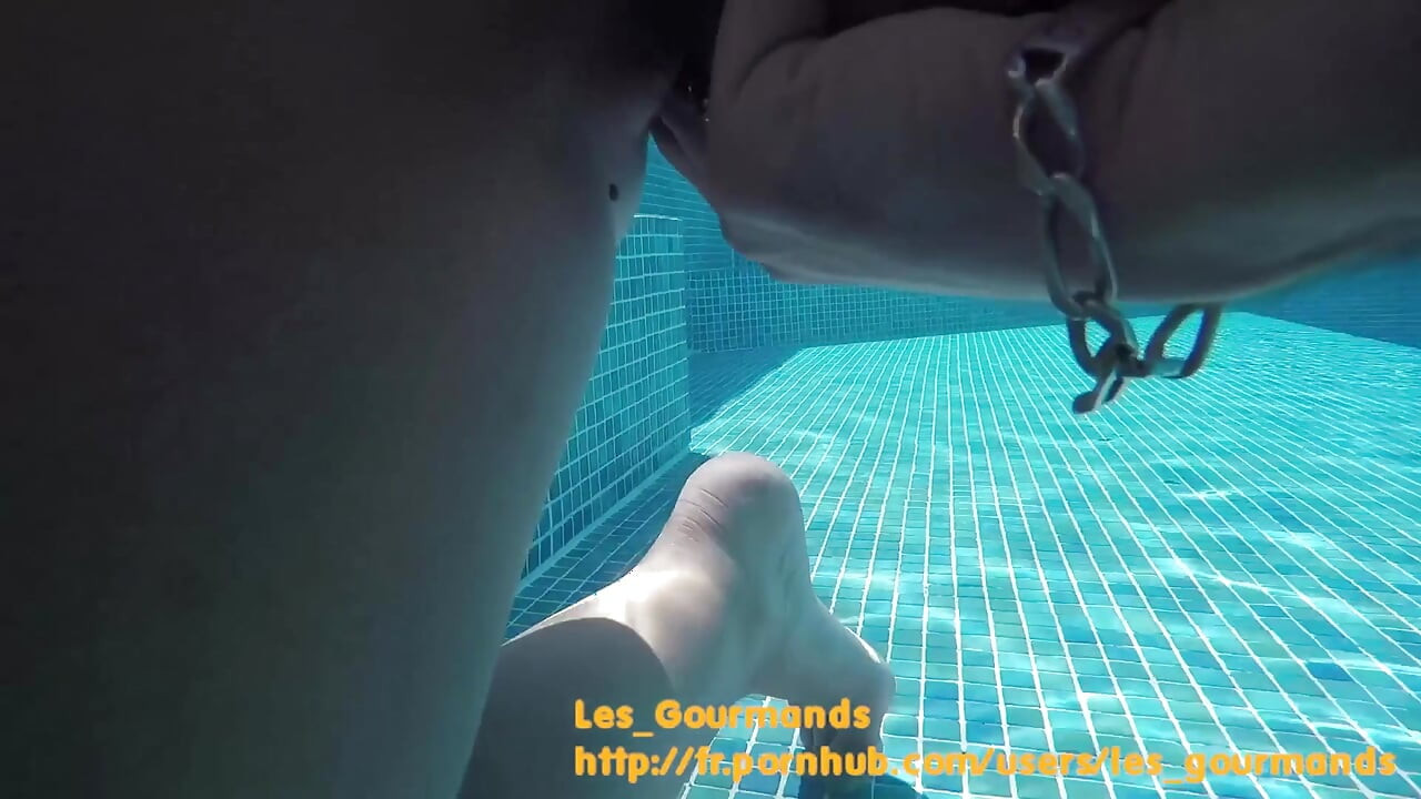 Трахатися в басейні в Греції, з дилдо Rambone і великою спермою