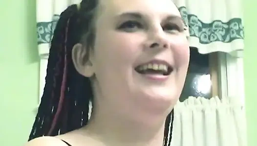 Грудастая татуированная толстушка скачет на члене, затем обкончали