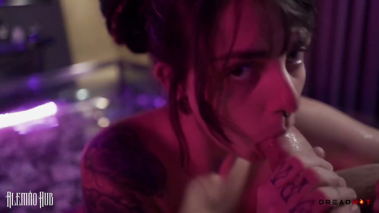 Si Dreadhot ay Nababasa nang Lubusan sa Purple Pool
