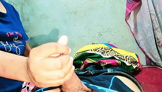 Kremimi Hintli yengenin sıkı amına bıraktım ve ağzına koyarak siyah kalın penisimi emdirdim.