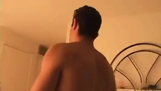 Pejantan muda menyodok pelacur dewasa terangsang di lantai