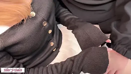 Masum cazibe ve nazik ikna, tekrarlanan tepeler doğal olarak ortaya çıktığı için yoğun kimyayı ortaya koyuyor 2.