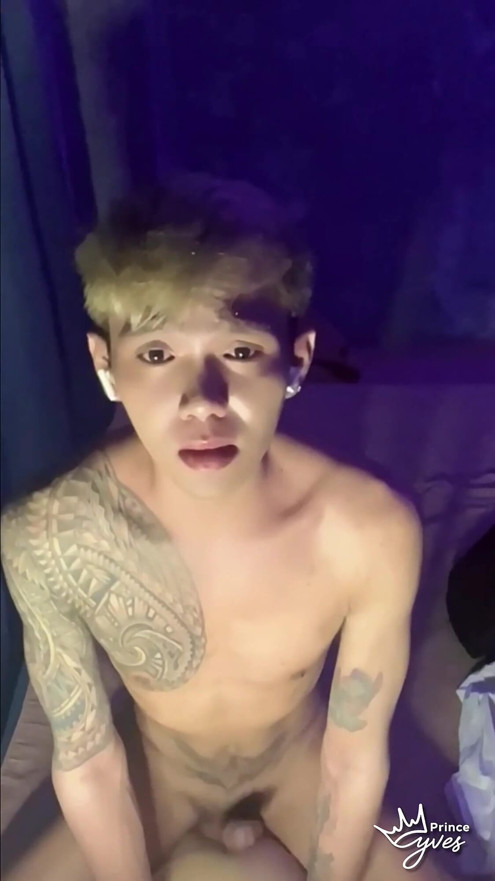 Filipino inked napalony twink dokucza i masturbuje się, aż spuści