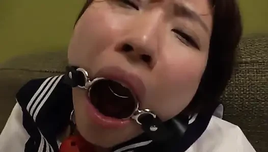 Neon Tokyo neckt, eine frische Landfrau, die mit Hochglanzlippen durch die Stadt driftet.