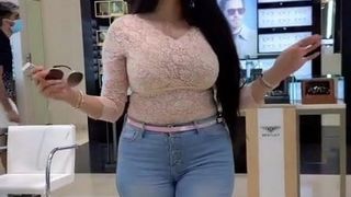 Lana R toont haar gigantische borsten en ronde vormen