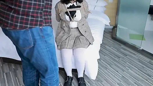 Hui09 - gadis jk dengan stoking putih diikat di ranjang dengan tali.