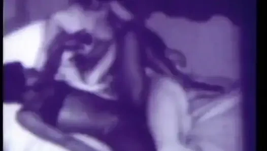 Винтажный тройничок с возбужденной черно-белой милфой и страпонным дилдо (Без звука, но музыка)