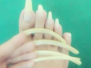 ケオラ・ソンの長い爪と足指の爪