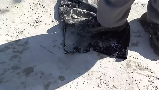 Siyah etek üzerinde ıslak toprağı ezmek ve yıkamak