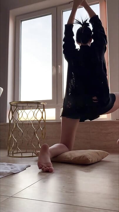Teasing yoga superb în chiloți roșii fund