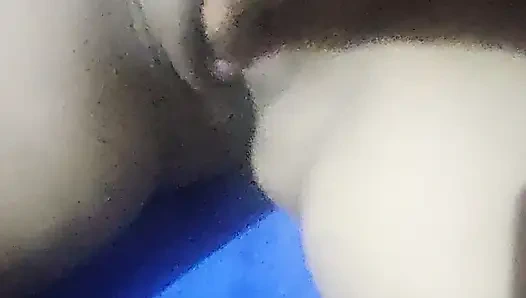 Bibi tiri menunjukkan memeknya kepada keponakan tirinya dan dipijat