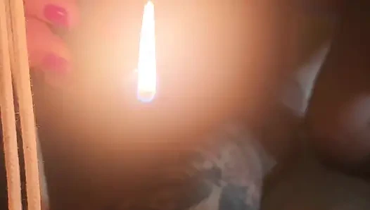 Goode kız mum ışığında taşakları kırbaçlıyor bakış açısı