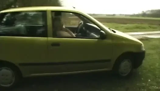 Mollige deutsche MILF bekommt ihre muschi gefingert und im auto geleckt
