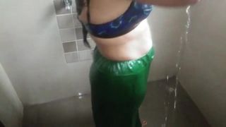 Caliente bhabhi ko baño me nahate huye dekhliya to chod diya