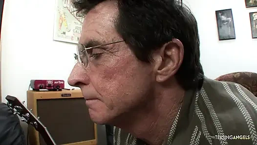 Gitar öğretmeni ince ateşli bir kız kanepede özel bir ders veriyor