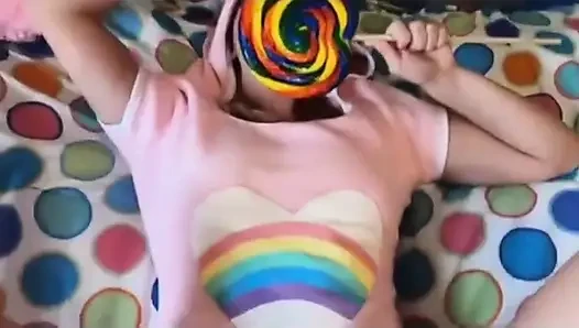 Genç kız üvey annesinin dildosuyla oynuyor ve üvey babası tarafından sikiliyor