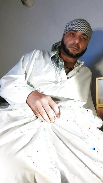 Брудний джанкбро, одягнений в афганський одяг, пісяють у шкарпетках і п'ють