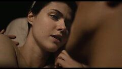 Alexandra Daddario, gros seins et gros cul dans des scènes de sexe
