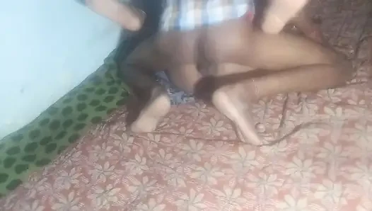18 YAŞıNDAKI GÜZEL HINTLI KÖYLÜ EVLI KADıN GECE YARıSı SIKIŞIYOR