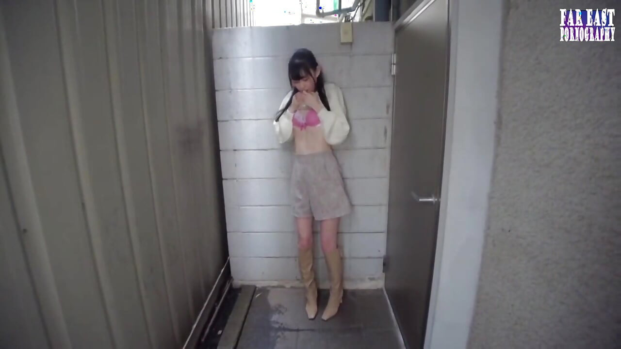 繊細なごみごつきと、小さな曲線を描いた黒髪の甘いオーラルデートの誘惑パート1