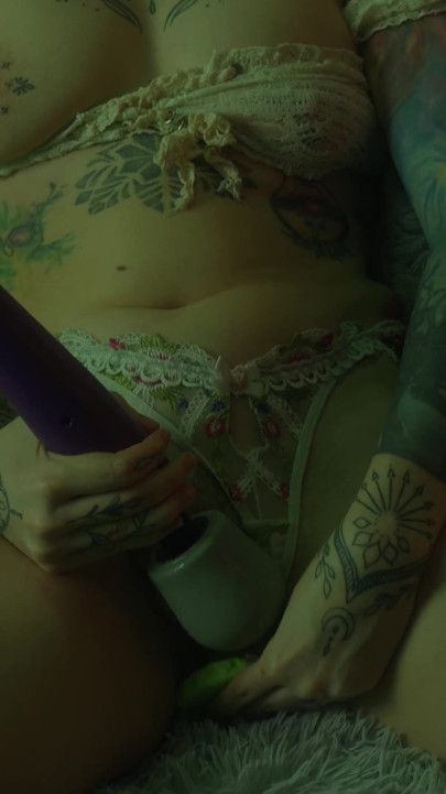 Insatiable Lola Takes 19 Inch Alien Monster