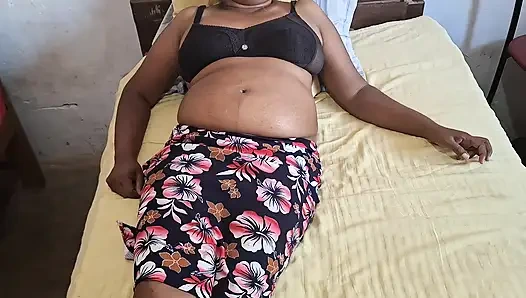 Milf ibu tiri saat beristirahat di tempat tidur