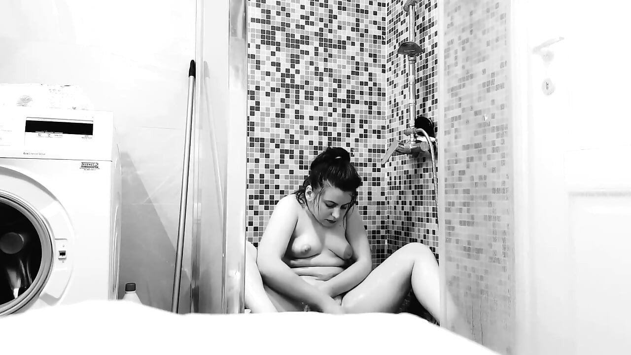 少女被拍到她如何刮阴户和洗澡, 免费Katherinesquirt22Frer