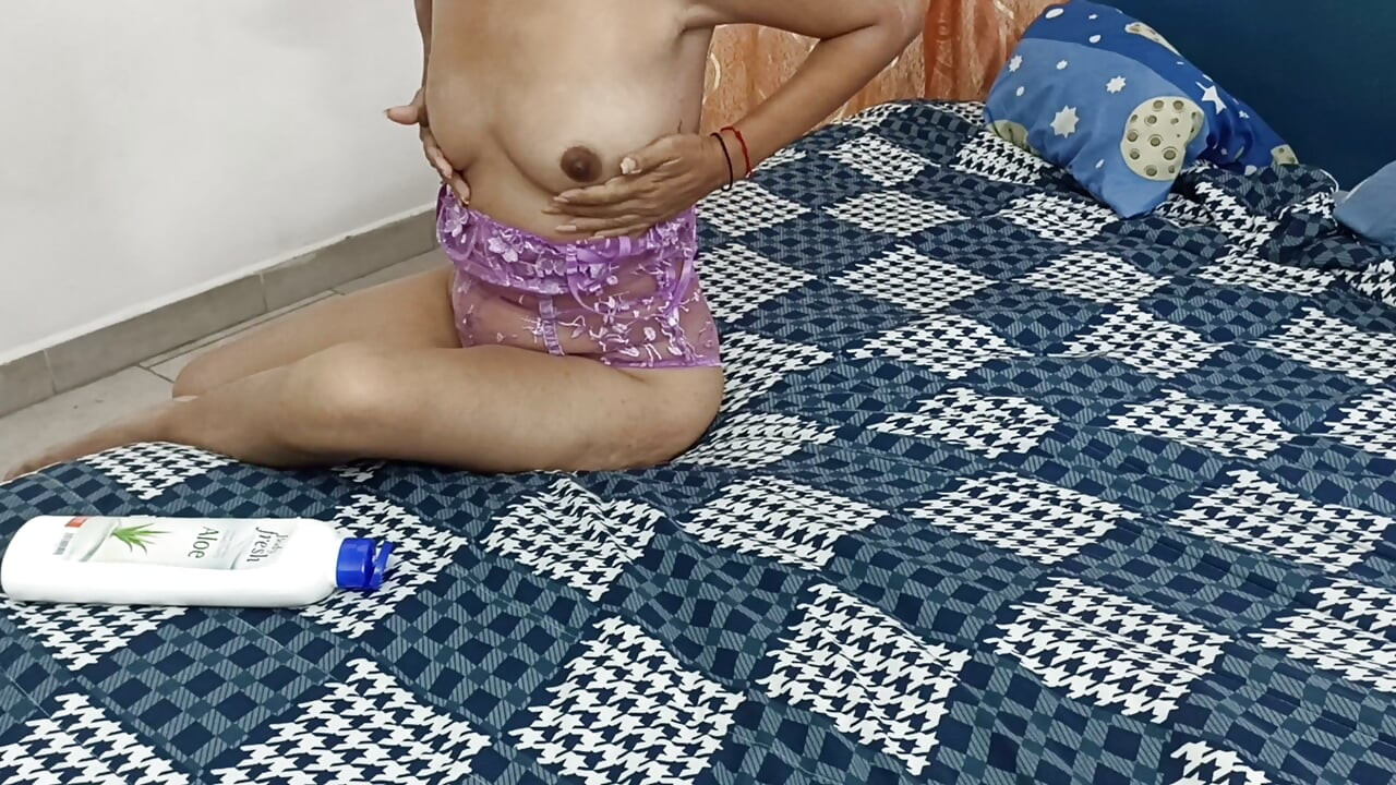 Ich gehe in dein zimmer, um lotion anzumachen und am ende deinen schwanz in meinem mund.