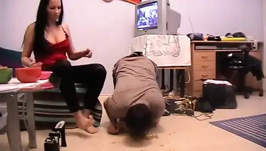 Büyük kız köleyi cezalandırıyor