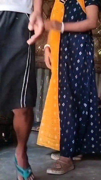 Zapanjujući trenutak iz "Clining Filds With Wife Shared And Fuck Outdoors (službeni video Villagesex91)"