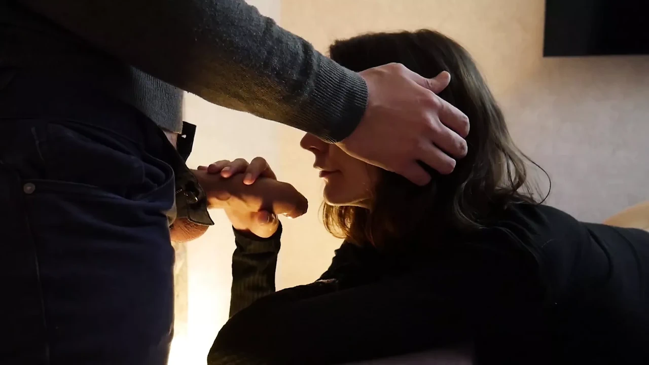 我的绿帽男让我和一个情人在一起！吃精液