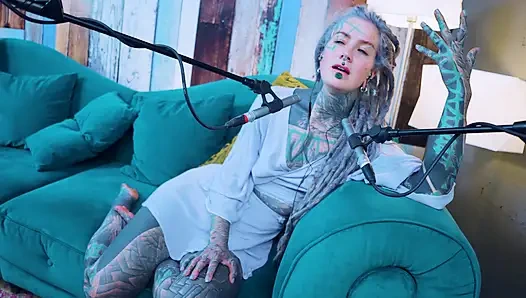 G - grattitude- asmr podcast sfw konuşuyor gotik sıska kız dreadlocks dövmeli model dövmeli kız