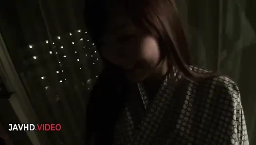 Mayuka akimoto ateşli Asyalı oral seks eyleminin ardından amını ıslatıyor