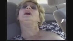 Mamie baise dans la voiture r20
