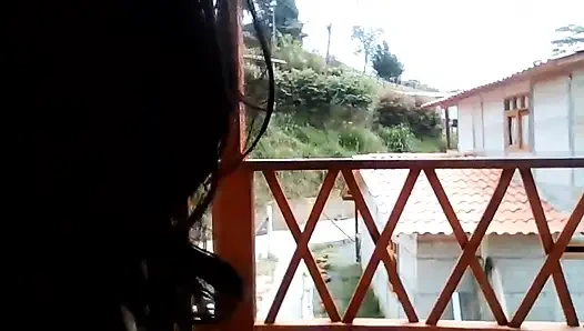 Cewek semok latina lagi asik masturbasi bareng tetangganya sambil nonton dan muncrat