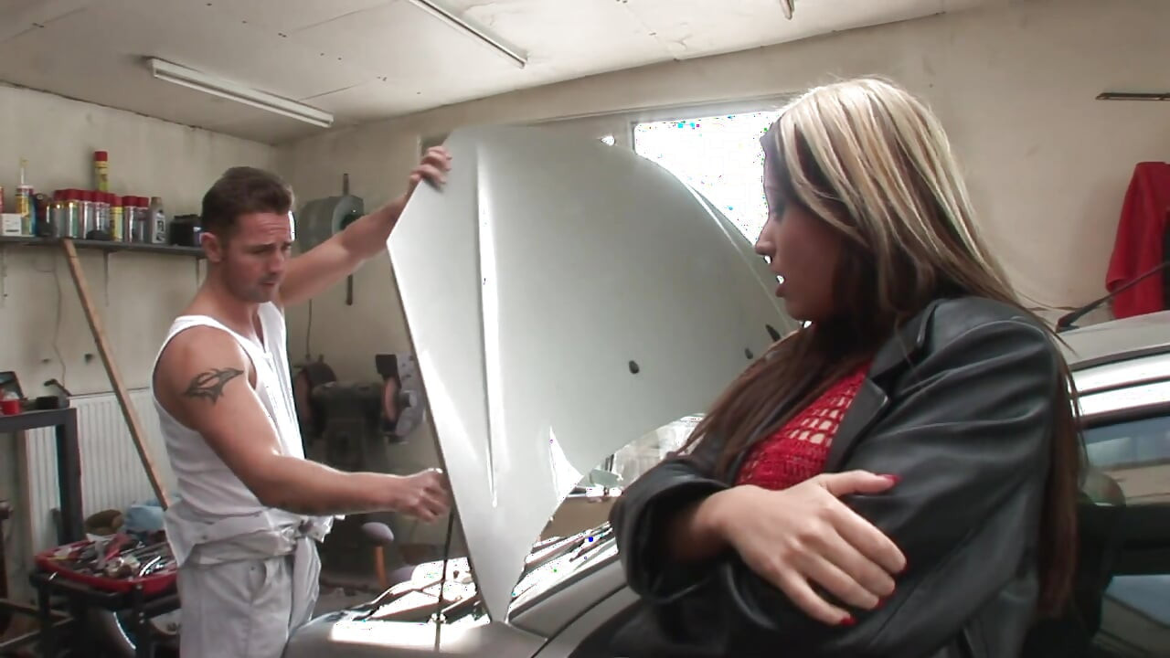 거대한 곡괭이를 위해 활짝 열리는 소녀의 사랑스러운 음란한 슬릿