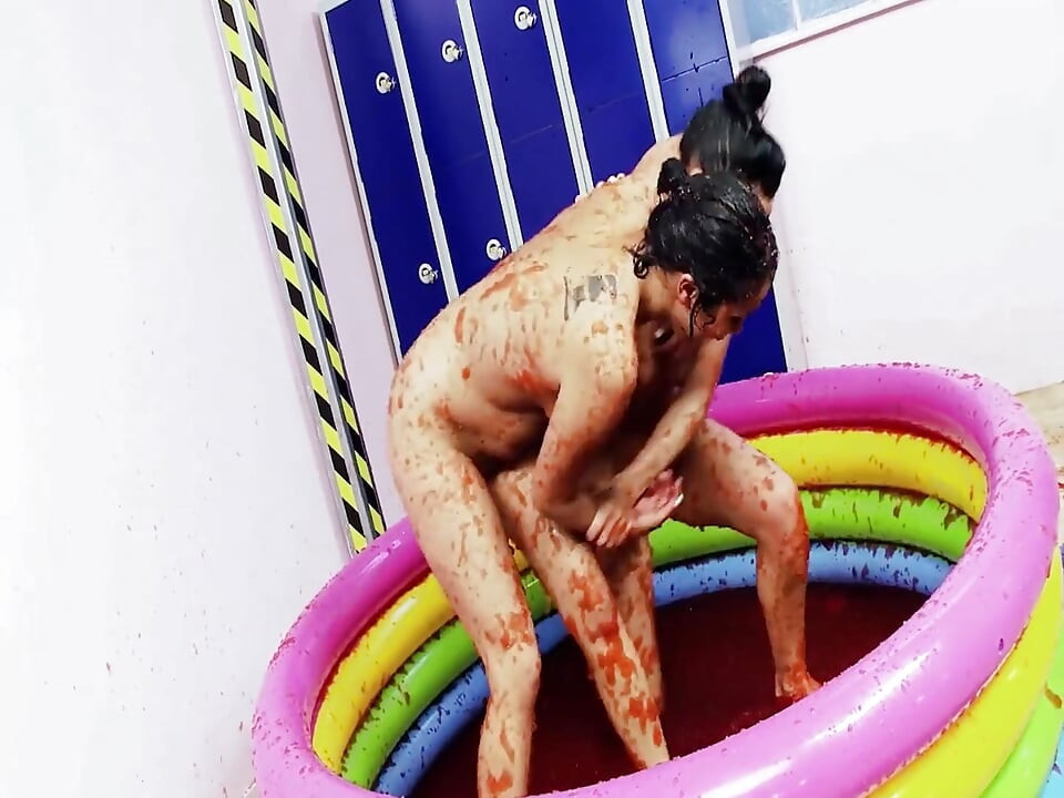 Coños De Piscina - Escena 4_brunette Lesbianas Con Grandes Tetas Teniendo Sexo Juntas En Una Piscina De Gelatinosa
