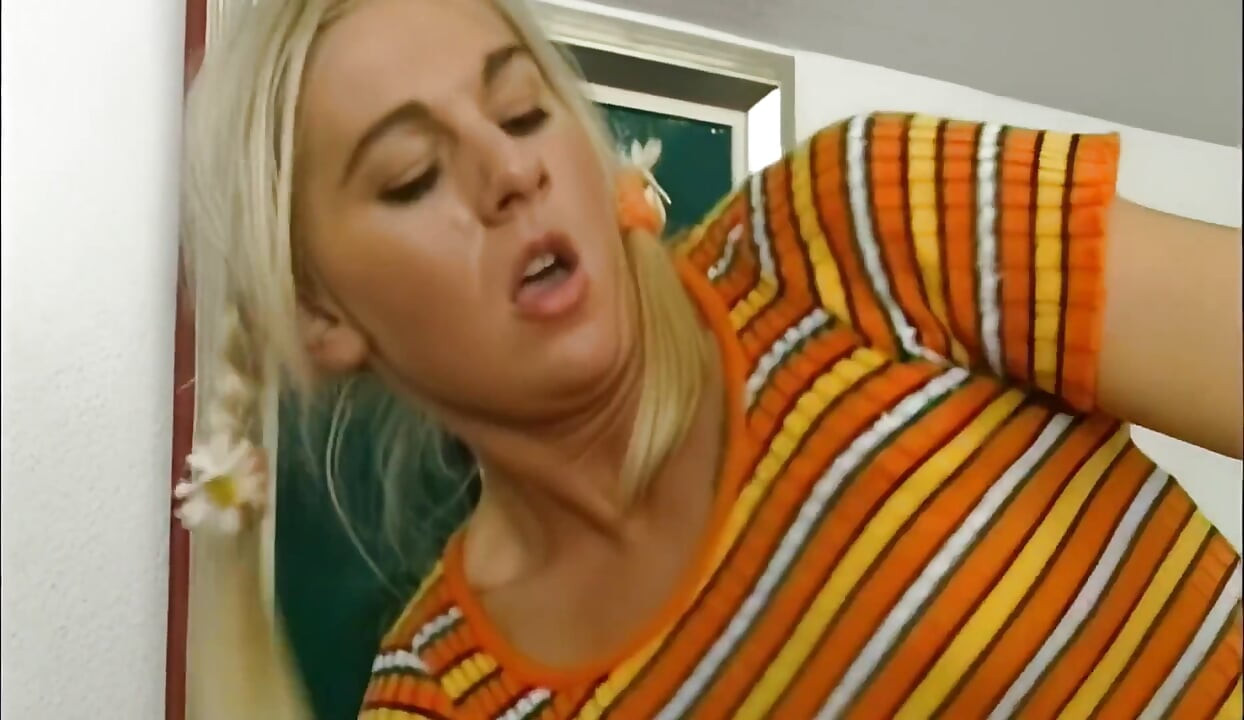 Blonde MILF Spreads Wide for Deep Stud Pleasure
