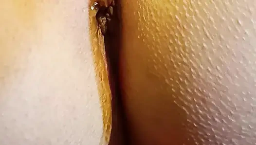 Милфа смотрит порно, мастурбирует и испытывает оргазм со сквиртом