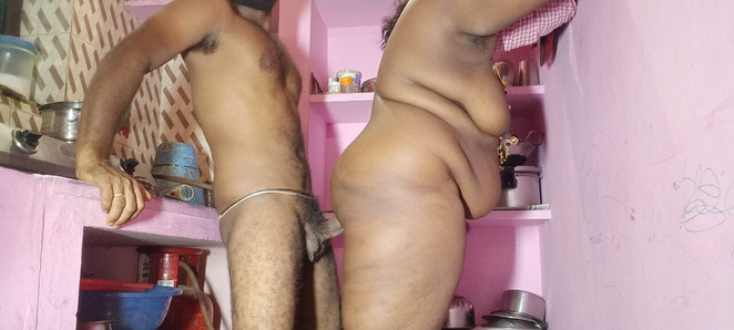 Un hermanastro cariñoso que tiene sexo con su hermanastra en la cocina por las mañanas