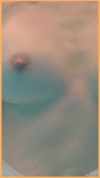 Une femme exhibe ses seins dans la piscine de l’hôtel.