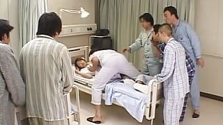 Gecreampiede Aziatische verpleegster neukt haar patiënten